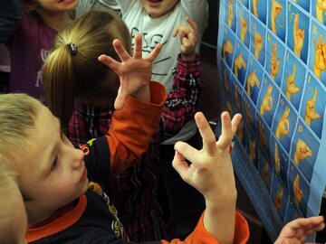 Lekcja języka migowego w jednej ze szkół w Szczecinie, zdjęcie ilustracyjne