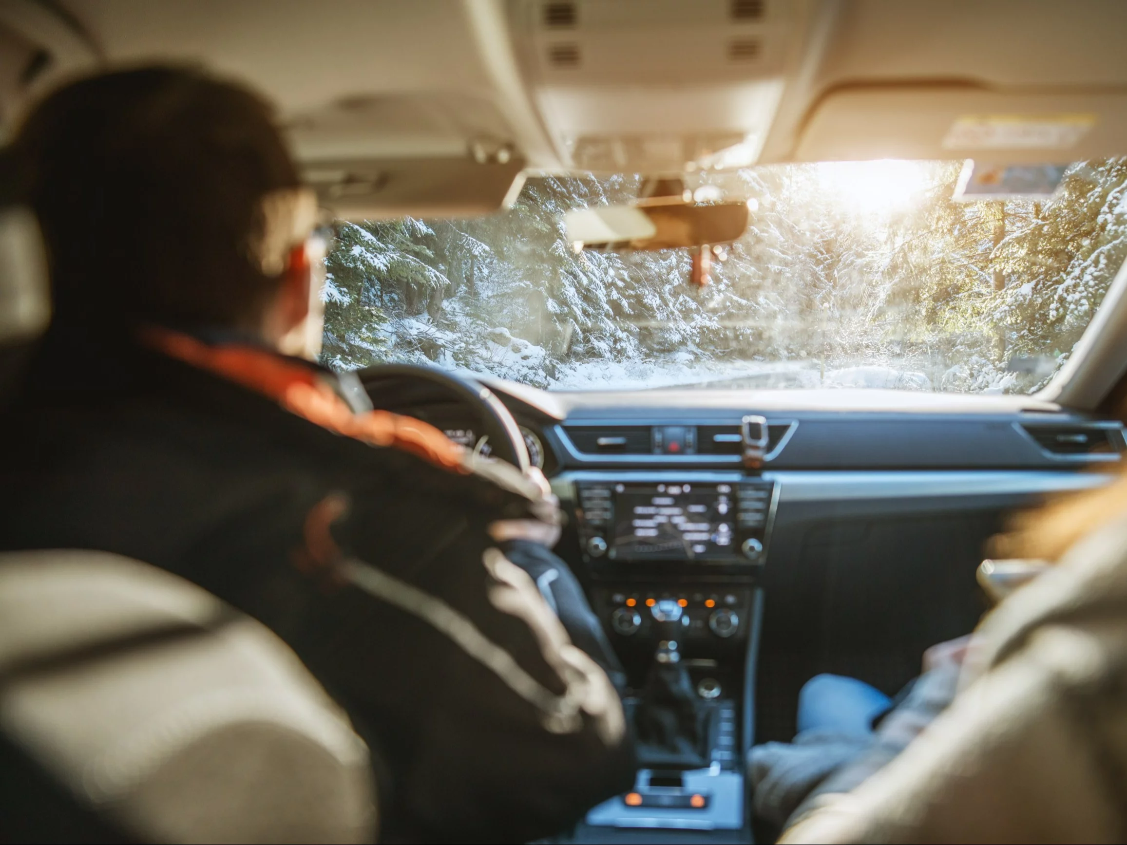 Kierowca podróżuje zimą