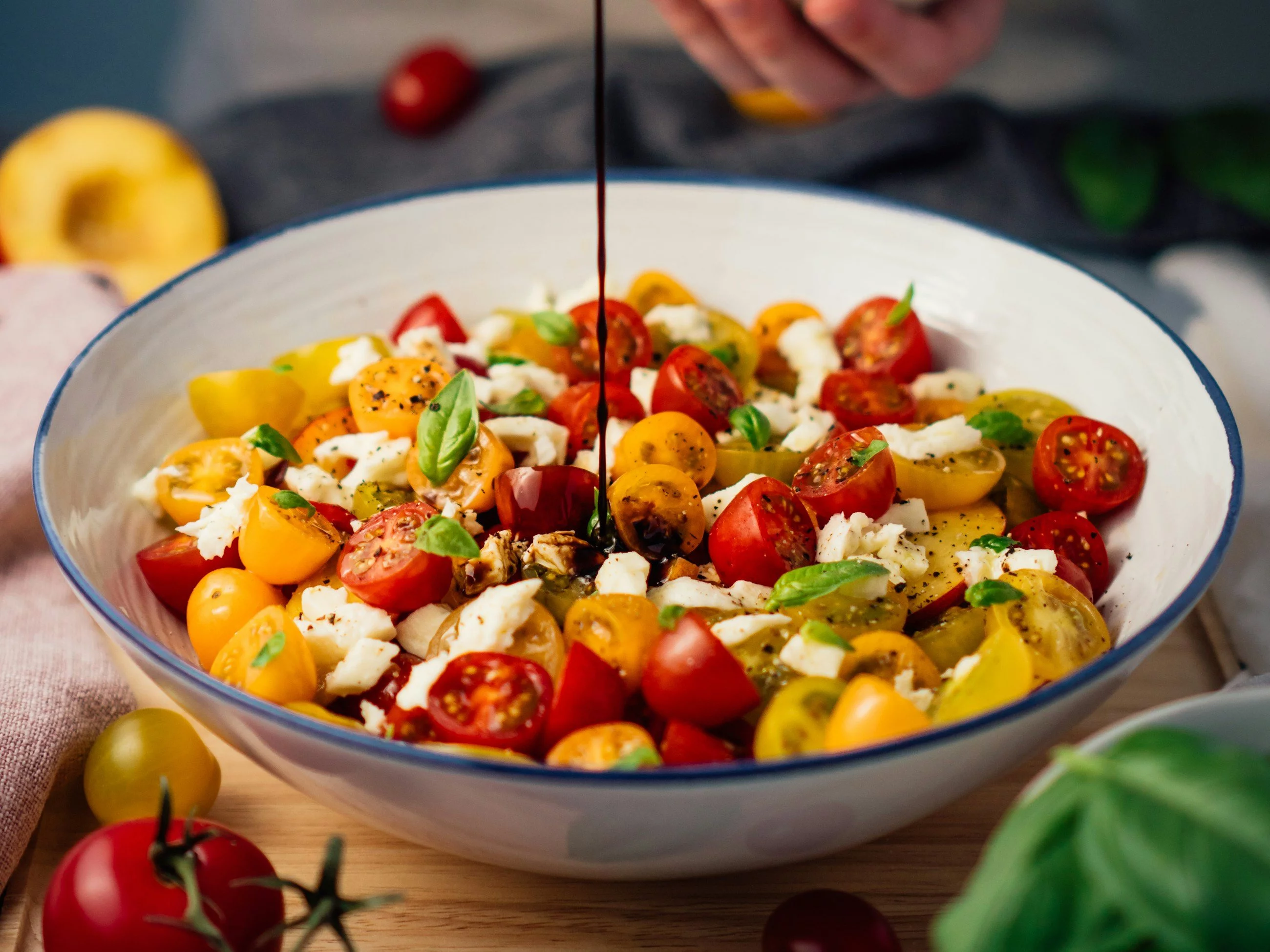 Lekka sałatka z pomidorków w kremowym sosie