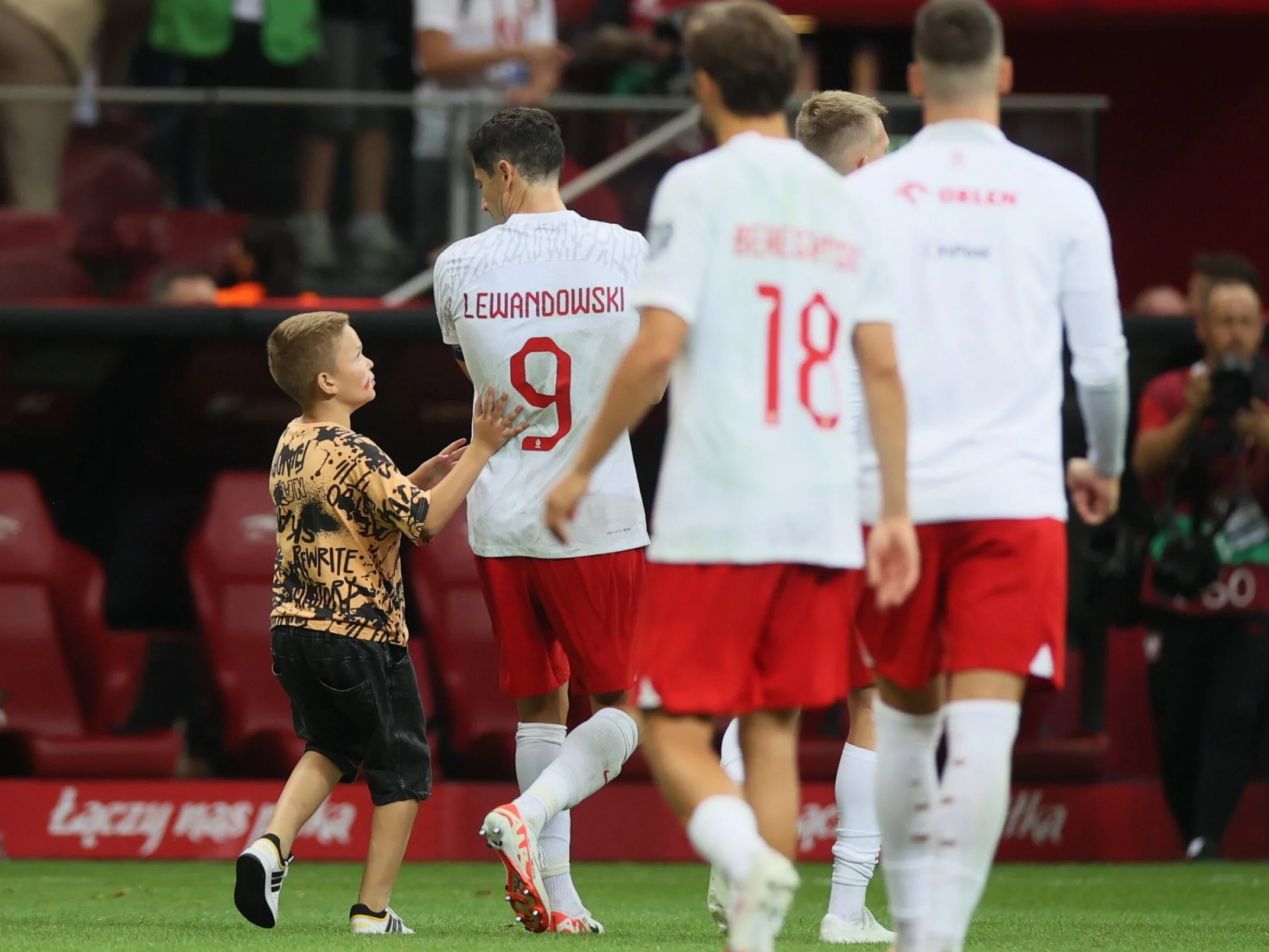 Robert Lewandowski i młody kibic