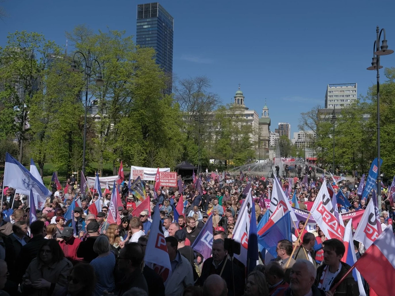 Uczestnicy obchodów Święta Pracy, zorganizowanych przez lewicę