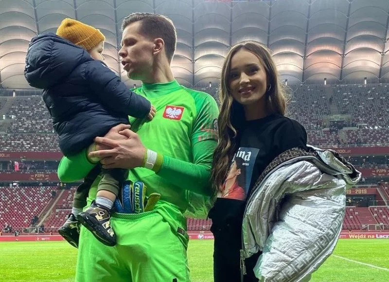 Wojciech Szczęsny z żoną Mariną i synem Liamem