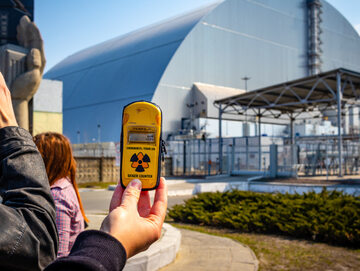 Licznik Geigera na tle elektrowni w Czarnobylu, zdjęcie ilustracyjne