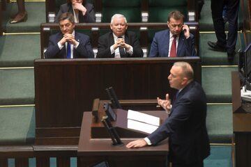 Lider PO Grzegorz Schetyna na mównicy, w poselskich ławach: marszałek Sejmu Marek Kuchciński, prezes PiS Jarosław Kaczyński i szef MSWiA Mariusz Błaszczak
