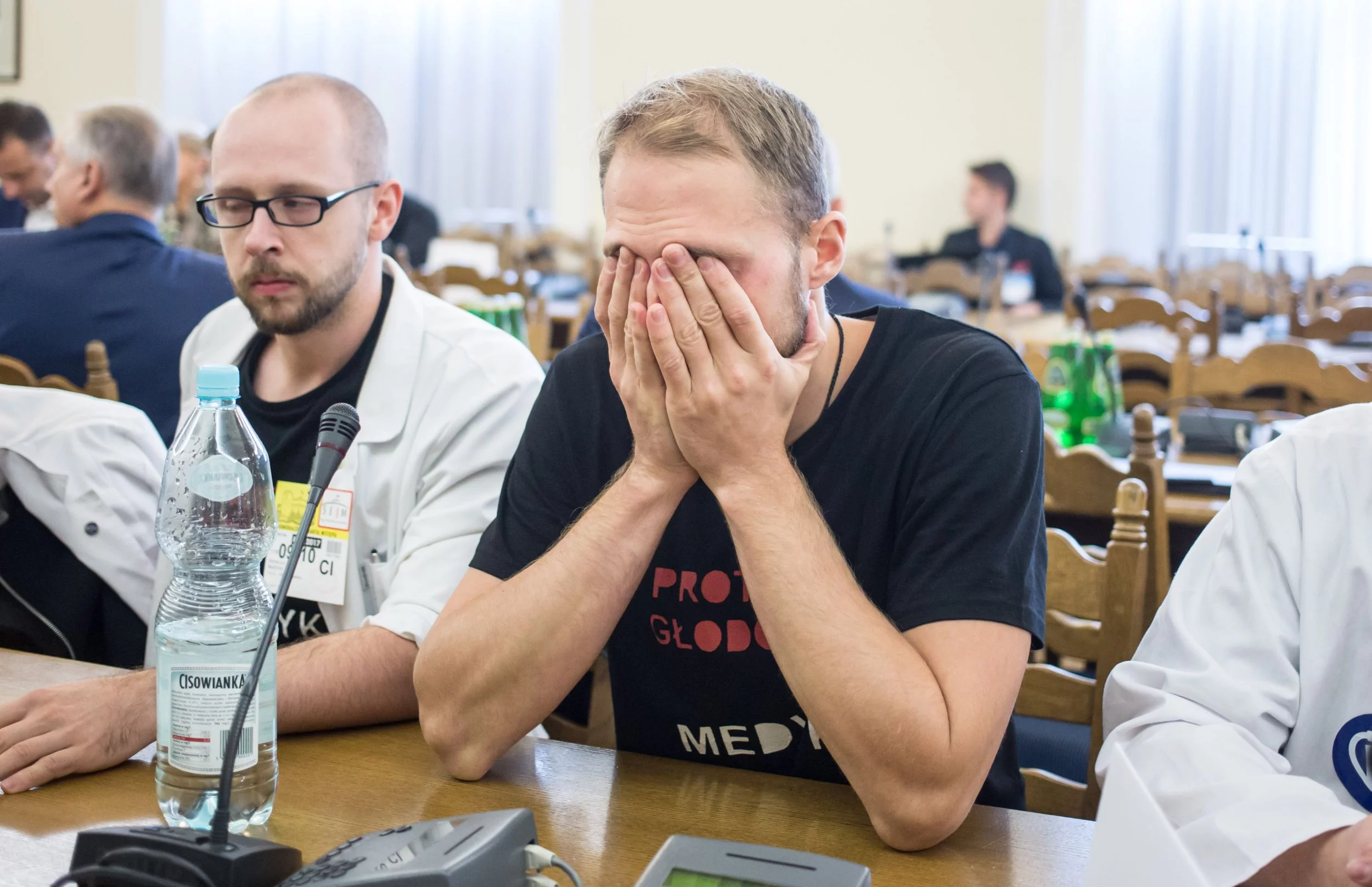 Lekarze rezydenci podczas posiedzenia sejmowej komisji zdrowia