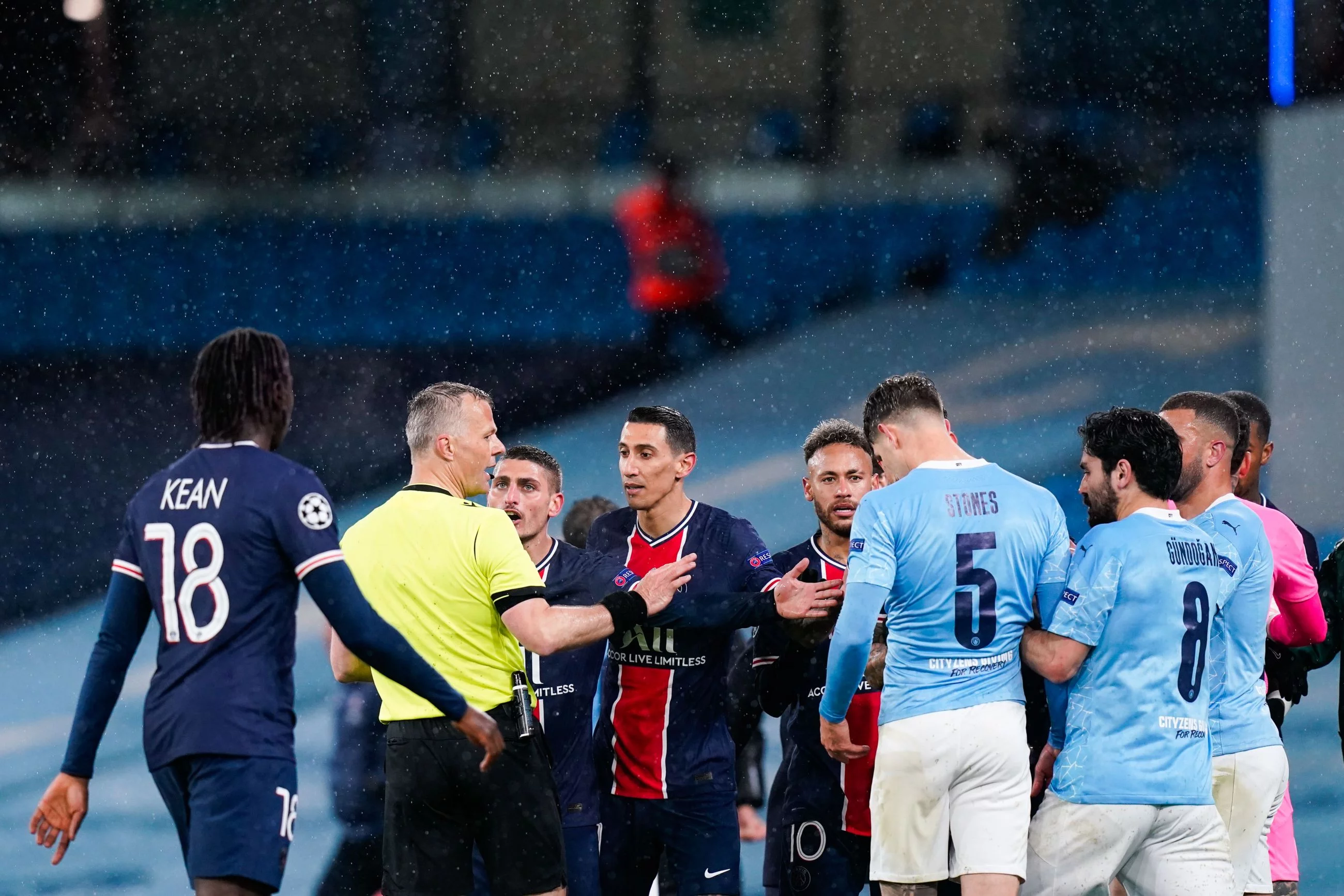 Bjorn Kuipers oraz piłkarze PSG i Manchesteru City