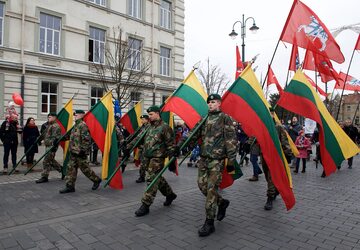 Litewscy żołnierze na paradzie w Wilnie. Zdjęcie ilustracyjne
