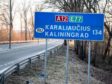 Litewski znak drogowy, informujący o kierowaniu się w stronę Kaliningradu. Warto zwrócić uwagę, że Litwini używają pierwotnej nazwy miasta, która w naszym języku brzmiała „Królewiec”.