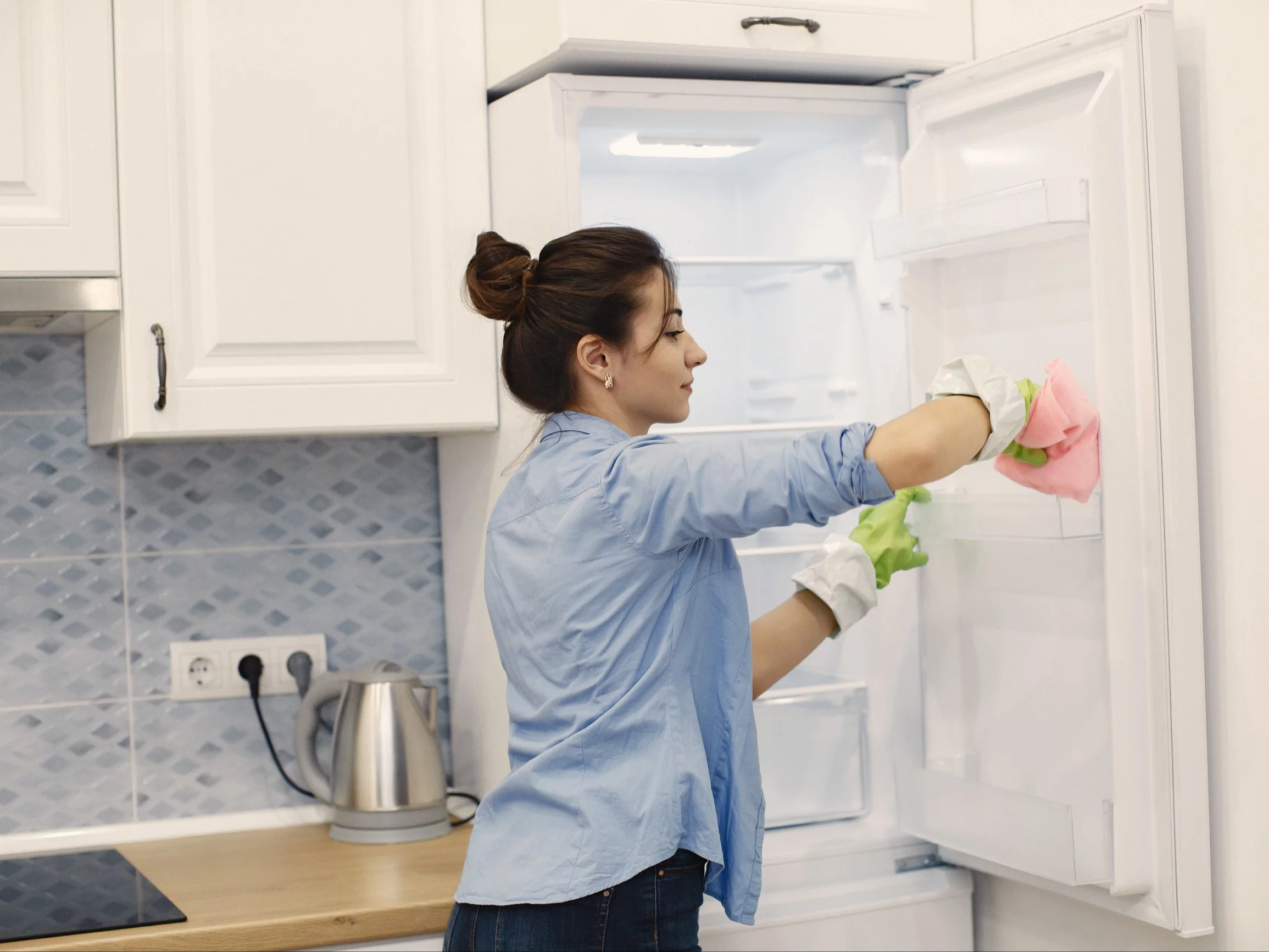 Brzydki zapach w lodówce powoduje nie tylko zepsuta żywność