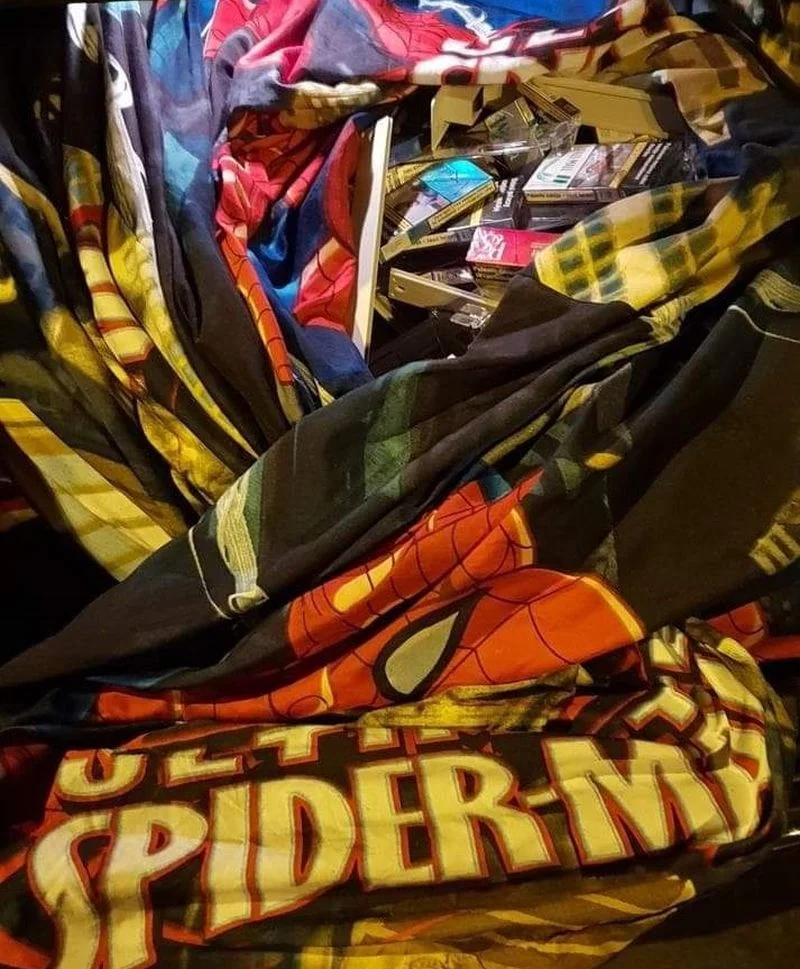 Pościel ze Spider-Manem. W środku paczki papierosów