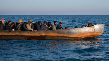Łódź przemytników transportująca migrantów przez Morze Śródziemne