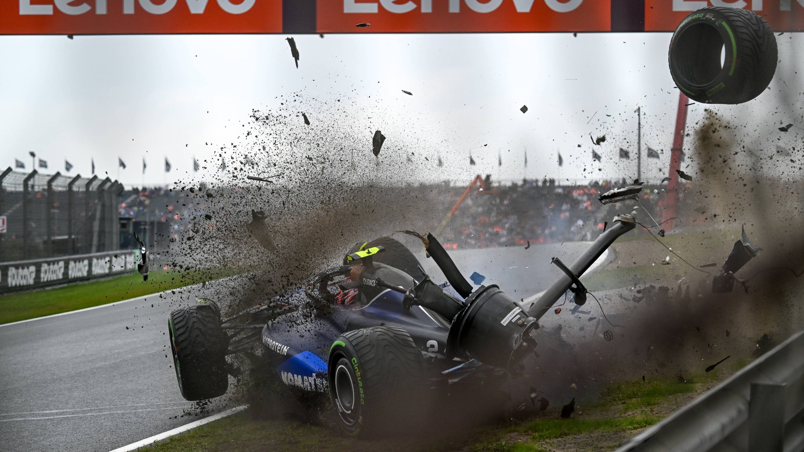 Formuła 1. Logan Sargeant uderzył w bandę. Bolid stanął w płomieniach – Formuła 1 – Sport Wprost