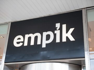 Logo nad wejściem do salonu Empik