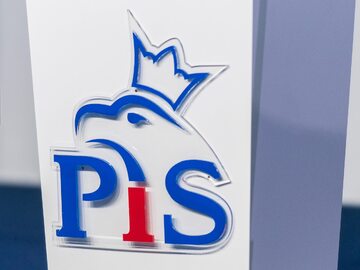 Logo PiS, zdjęcie ilustracyjne
