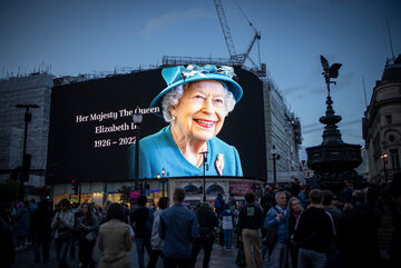 Londyn. Bilbord upamiętniający królową Elżbietę II