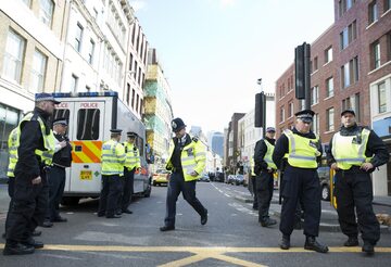 Londyn dzień po zamachu. Funkcjonariusze na ulicach