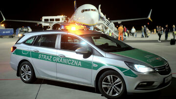 Lotnisko Rzeszów-Jesionka i samochód Straży Granicznej na tle samolotu
