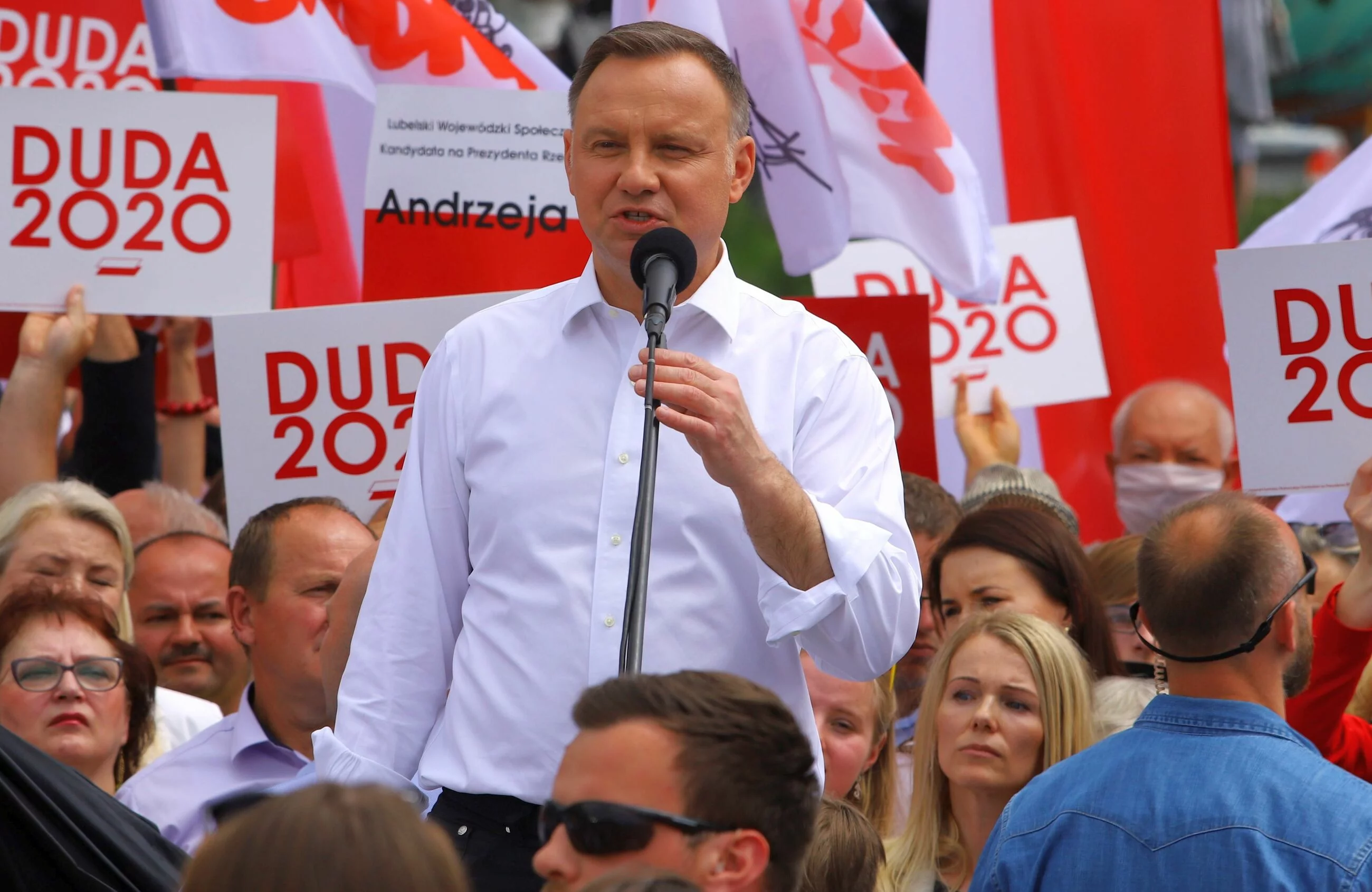 Łowicz. Miał transparent „Mamy durnia za prezydenta”. Decyzja sądu – Wprost