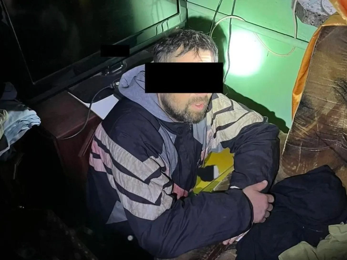 Mężczyzna ukrywał się w lesie przez pół pół roku. Wpadł, bo próbował okraść dom