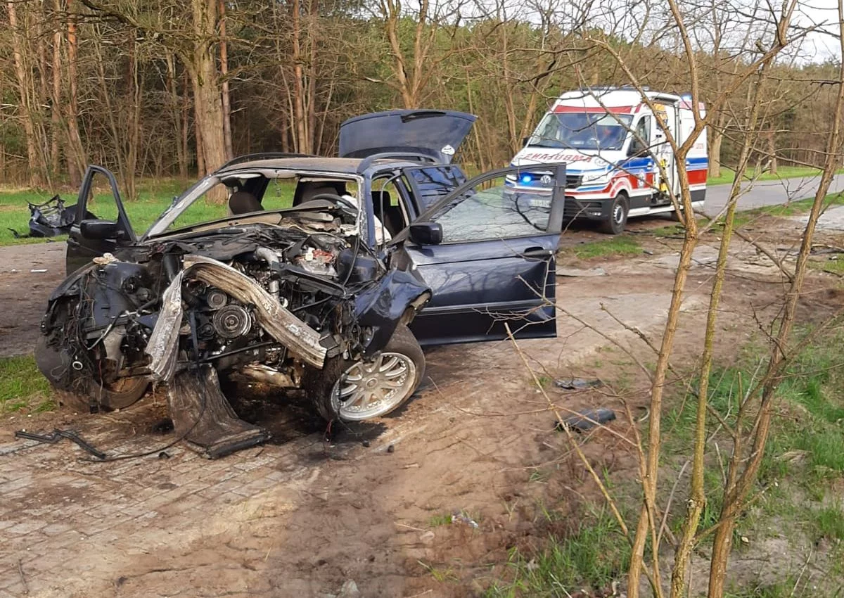 Lubelskie. Wypadek w Dylach. O jedna osoba za dużo w BMW, wszystkie pijane