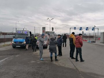 Ludzie czekający na bliskich z Ukrainy