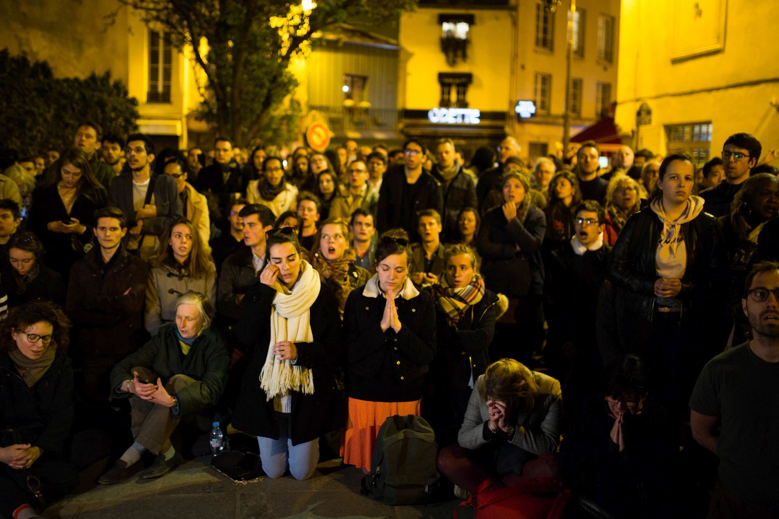 Ludzie modlący się przed katedrą Notre Dame