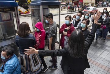 Ludzie na ulicach Hongkongu