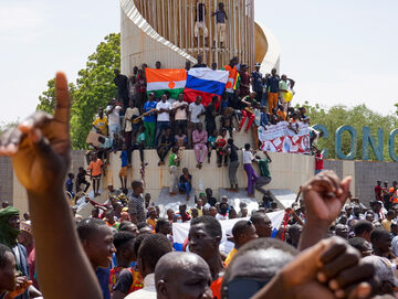 Ludzie na ulicach po zamachu stanu w Nigrze