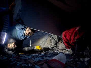 Ludzie próbują pomóc ofiarom w miejscu zawalenia się budynku w Diyarbakir w Turcji