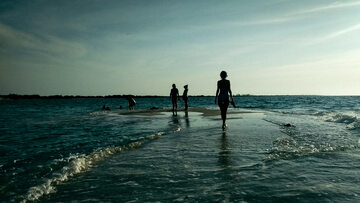 Ludzie spacerujący po brzegu, zdjęcie ilustracyjne