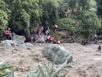 Ludzie uciekający przed wodą