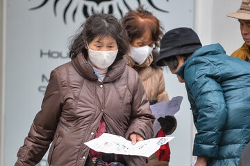 Ludzie w maskach chroniących przed koronawirusem