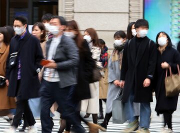Ludzie w maskach na ulicy Tokio
