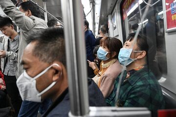Ludzie w maskach w metrze w chińskim Guangzhou