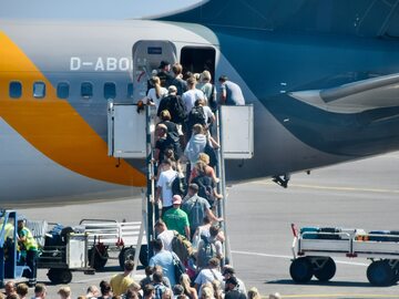 Ludzie wsiadający do samolotu