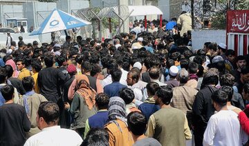 Ludzie zmierzający na lotnisko w Kabulu
