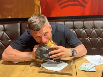 Lukas Podolski jedzący kebaba z własnej sieci Mangal Döner