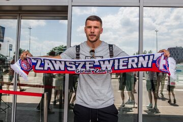 Lukas Podolski z szalikiem Górnika Zabrze