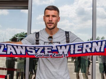 Lukas Podolski z szalikiem Górnika Zabrze