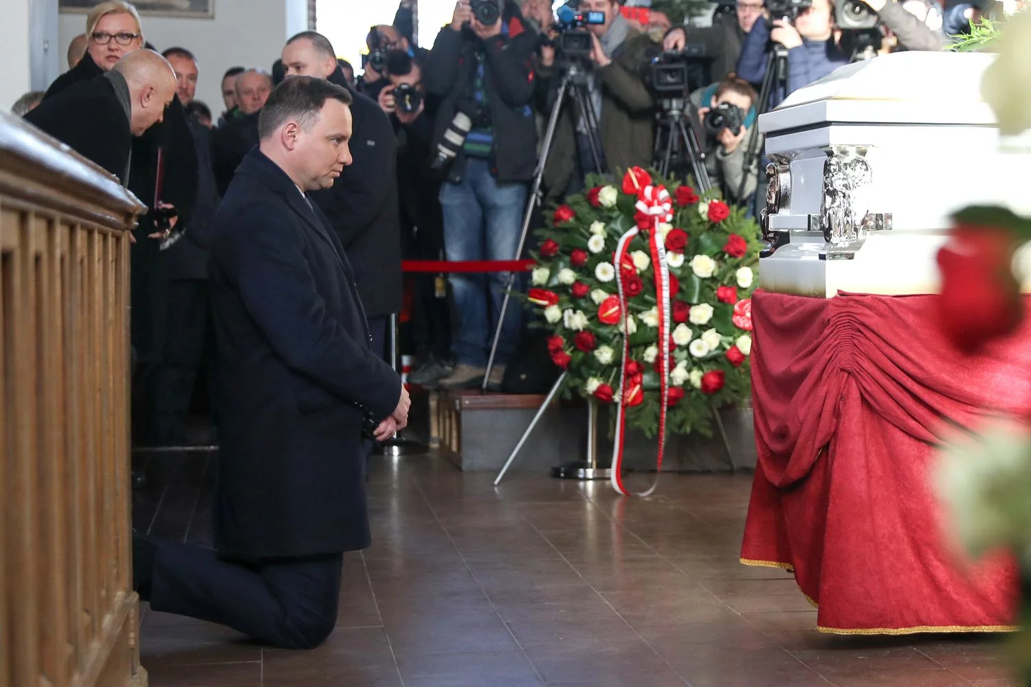 Andrzej Duda przy trumnie Łukasza Urbana