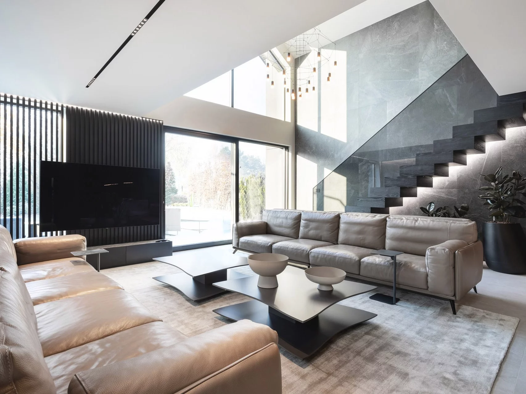 Vibe House w Krakowie – reinterpretacja strefy dziennej z basenem sąsiadującym z salonem i kuchnią