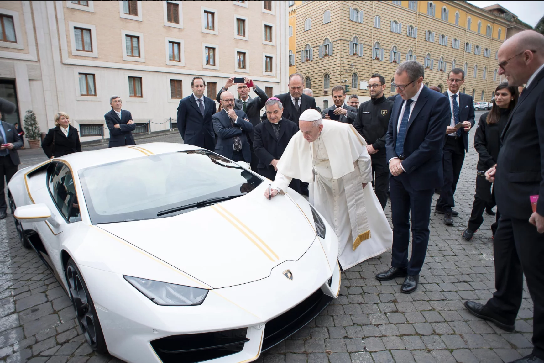 Papież Franciszek przy Lamborghini Huracan