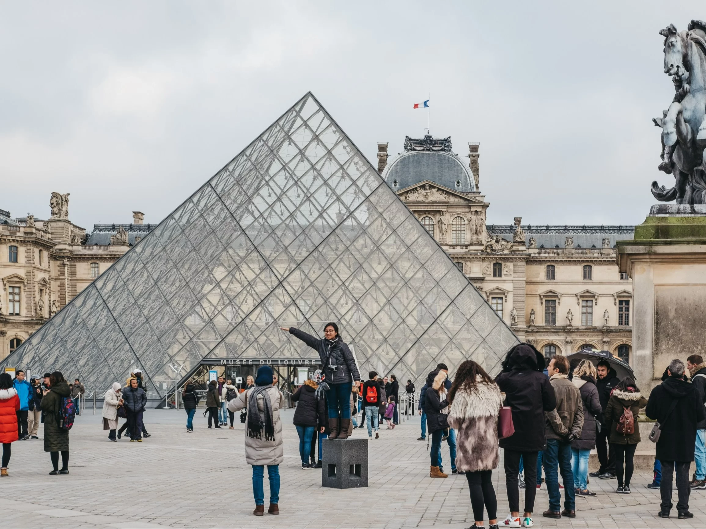 Największe muzeum świata znów ma problem. „Sale mogą pozostać zamknięte”