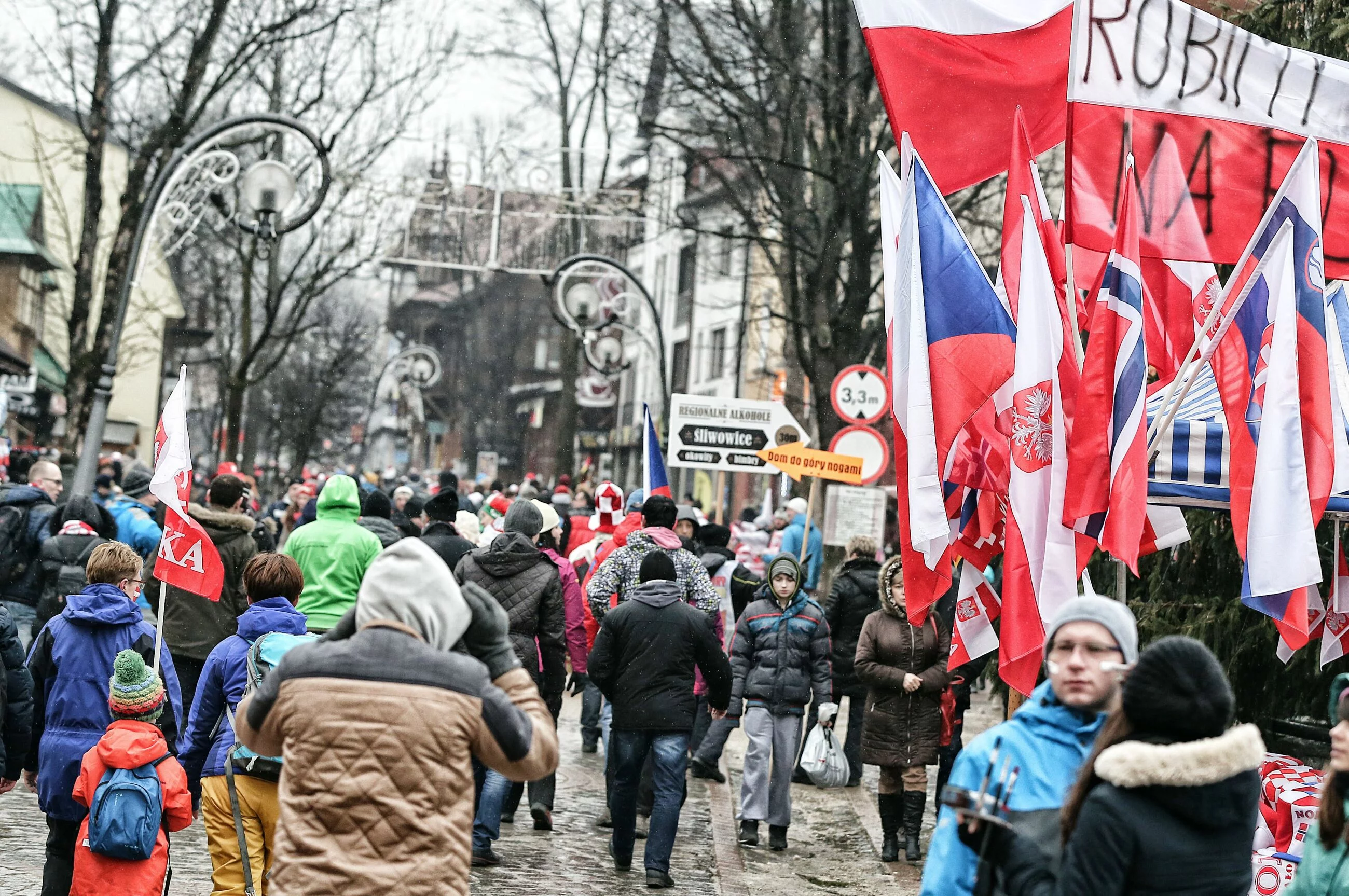 Krupówki, Zakopane, w dniu konkursu skoków narciarskich. Tłumy na ulicy pomimo pandemii i obostrzeń