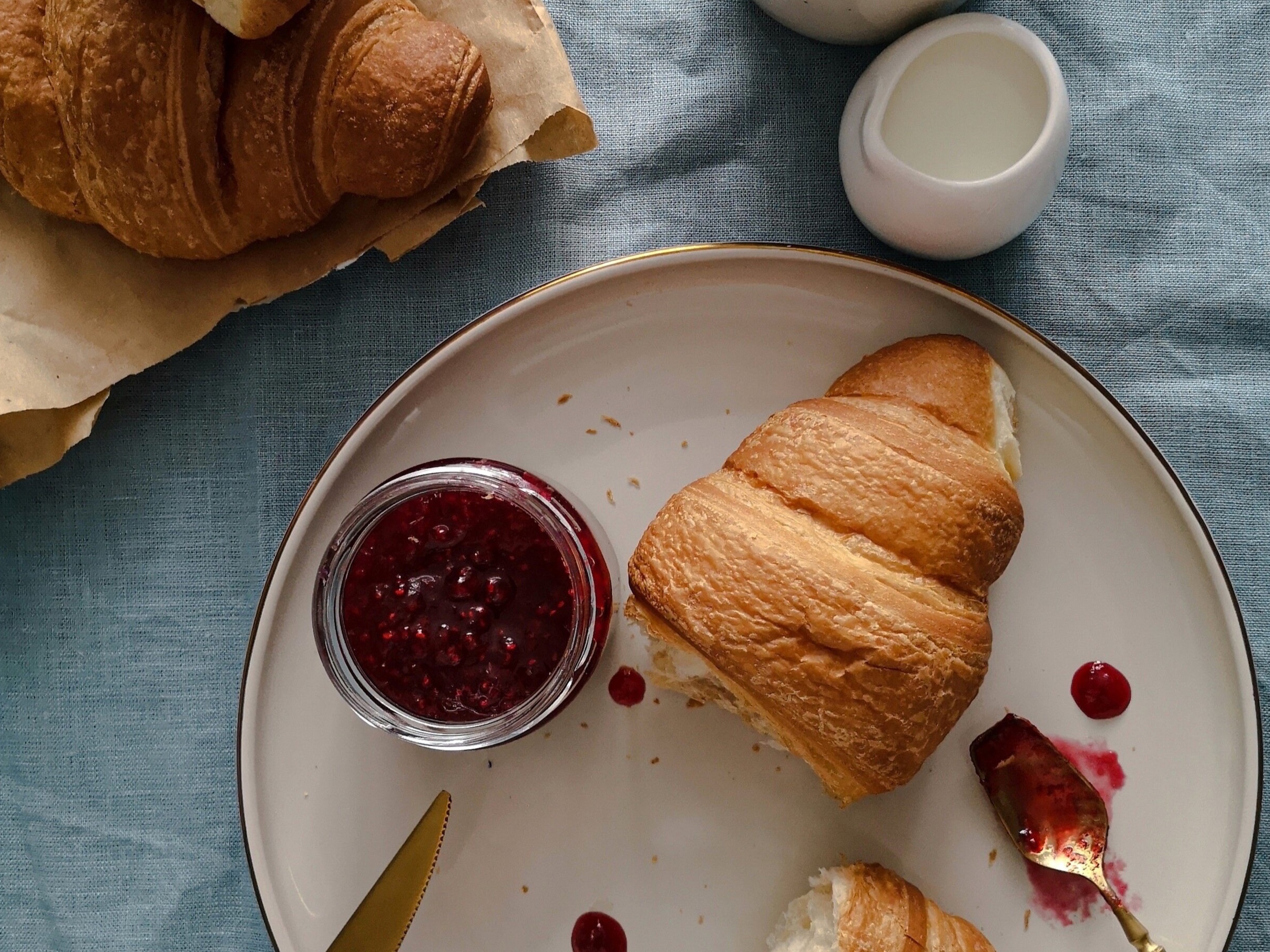 Croissant na talerzu