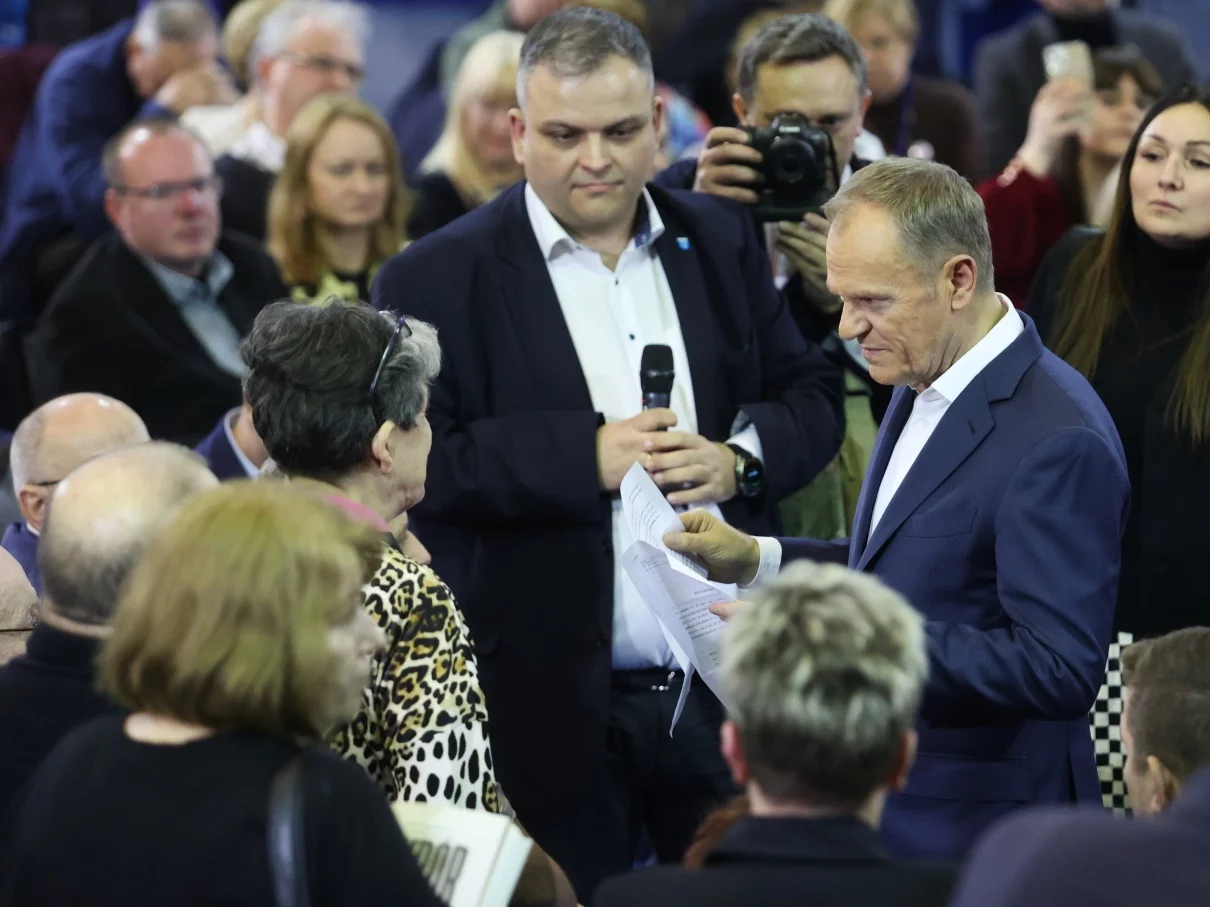 Donald Tusk i uczestnicy spotkania w Pabianicach