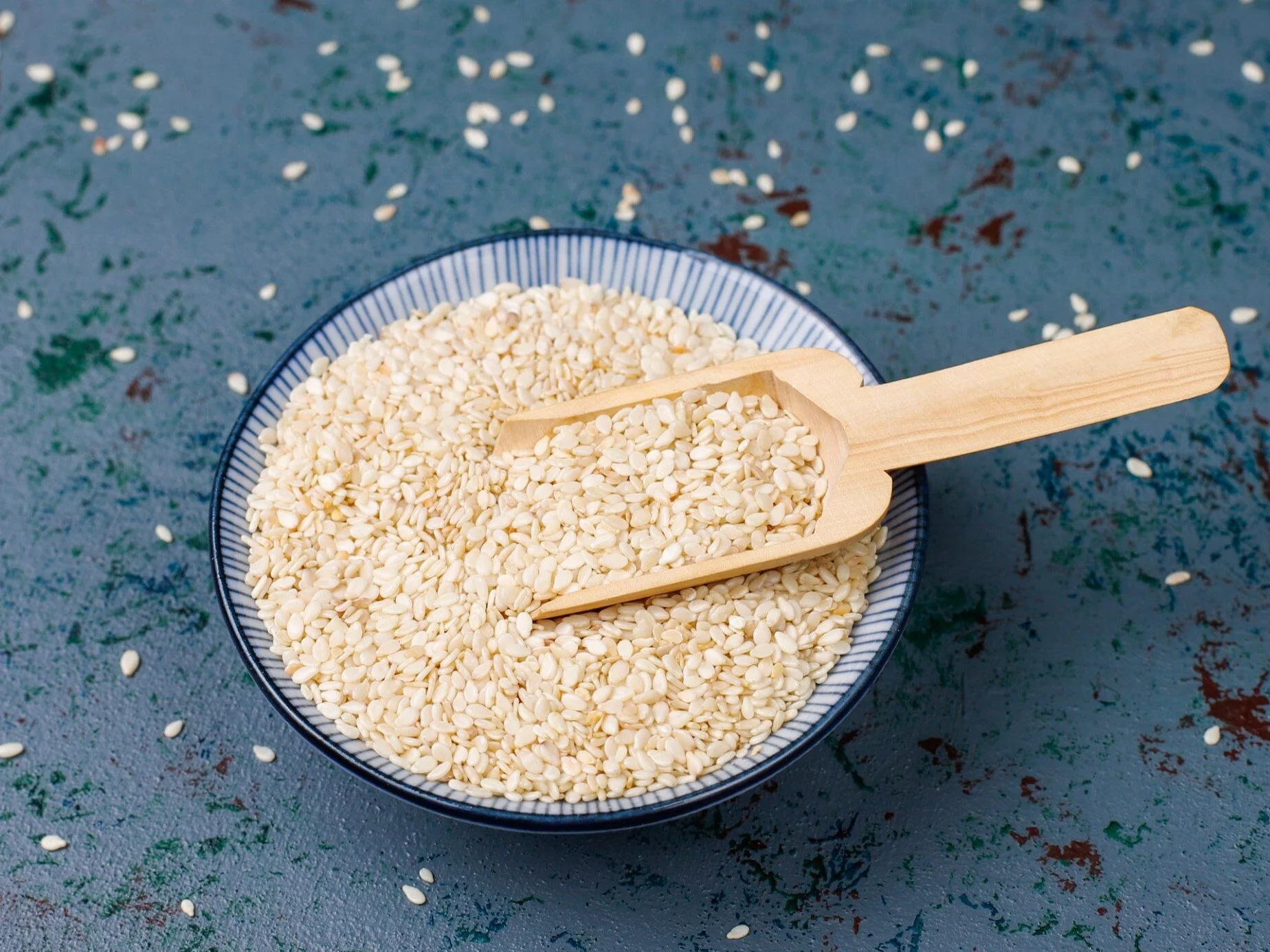 Ma 8 razy więcej wapnia od mleka. Dostarcza 975 mg w 100 g