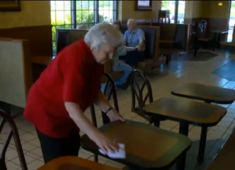92-latka woli pracować w McDonaldzie niż siedzieć w domu (fot. CNN)