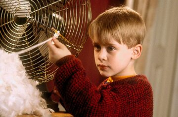 Macaulay Culkin w filmie „Kevin sam w domu” (1990)