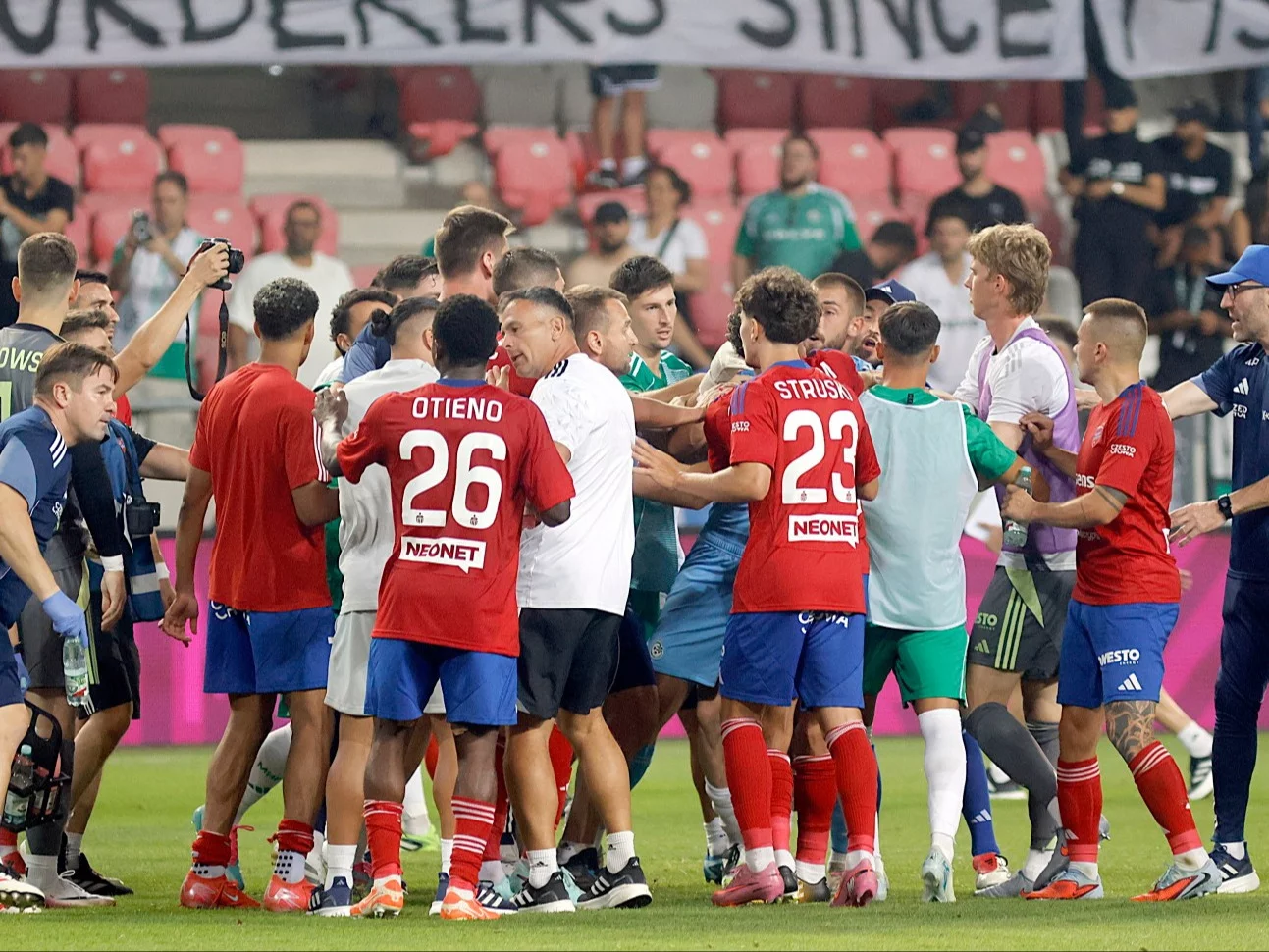 Skandaliczny transparent na meczu Maccabi – Raków. Szef MSWiA przekazał nowe informacje